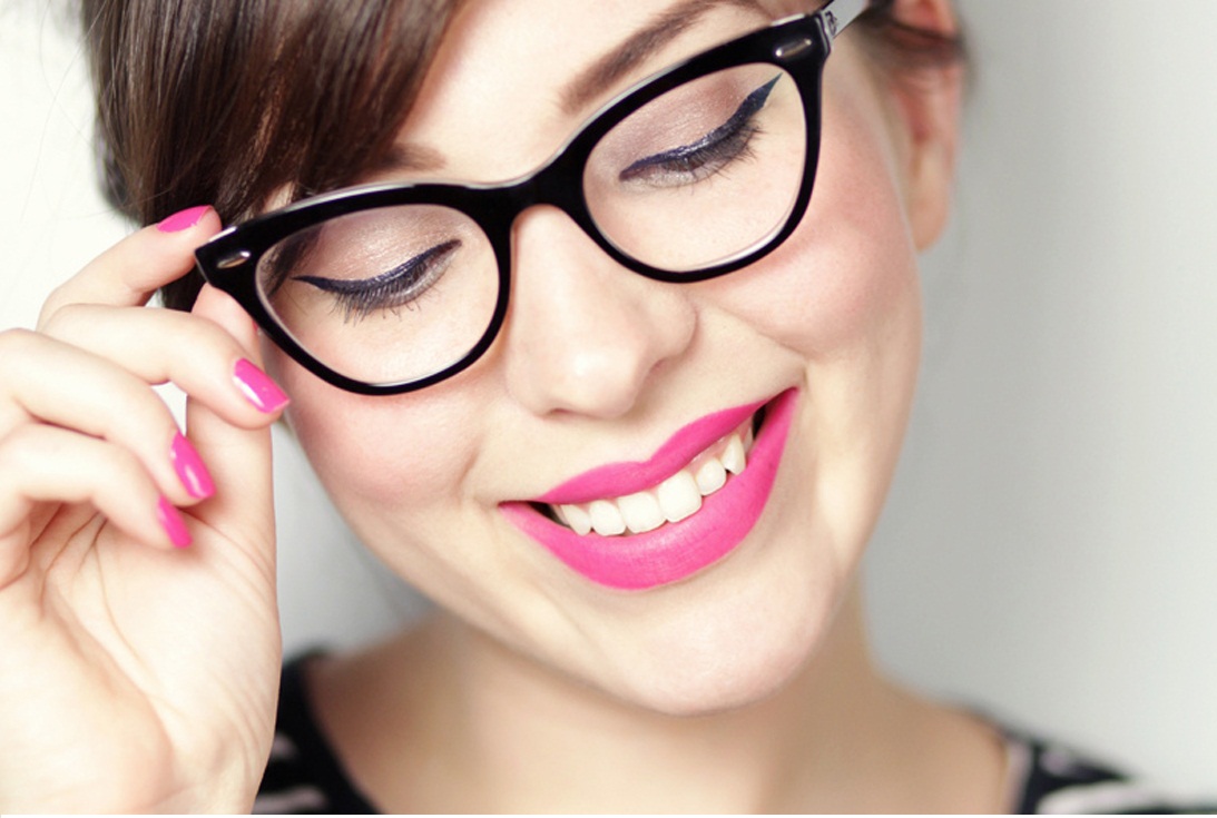 Wear glasses to see the beautiful pattern. Женщина в очках. Очки для зрения. Макияж для девушек в очках. Девушка очки.